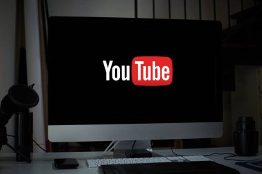 Youtube 'u gösteren masaüstü bilgisayarı