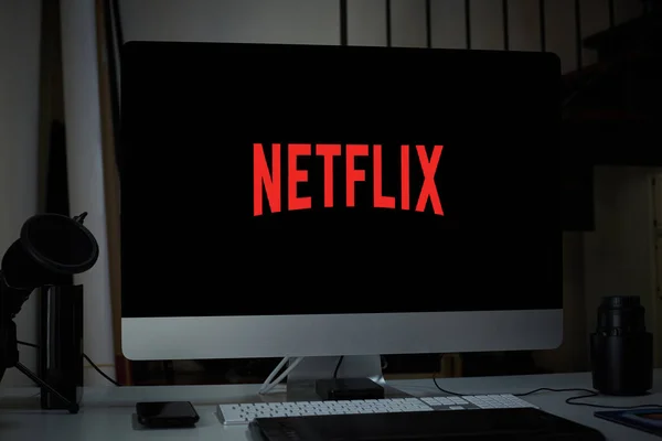 Desktop Computer Displaying Netflix — Stock Photo, Image