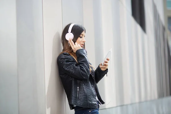 Joven Morena Escuchando Música Por Auriculares Ambiente Urbano —  Fotos de Stock