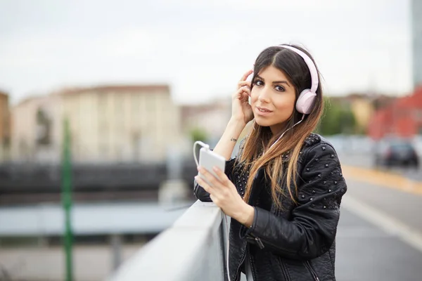 Joven Morena Escuchando Música Por Auriculares Ambiente Urbano —  Fotos de Stock