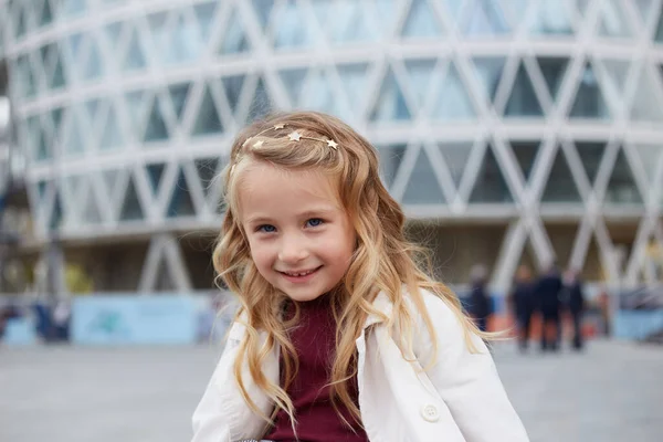 Retrato Niña Del Hermoso Pelo Rubio — Foto de Stock