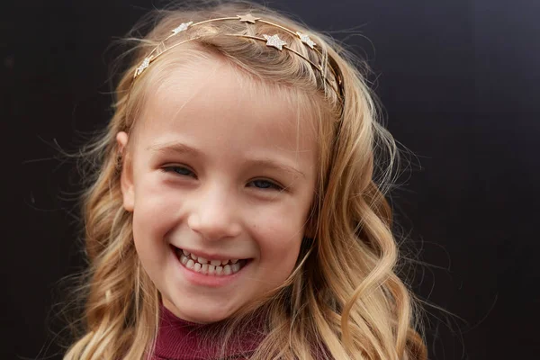 Güzel Sarı Saçlı Bir Kızın Portresi — Stok fotoğraf