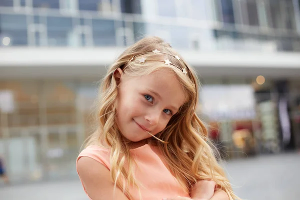 美しいブロンドの髪の女の子の肖像画 — ストック写真