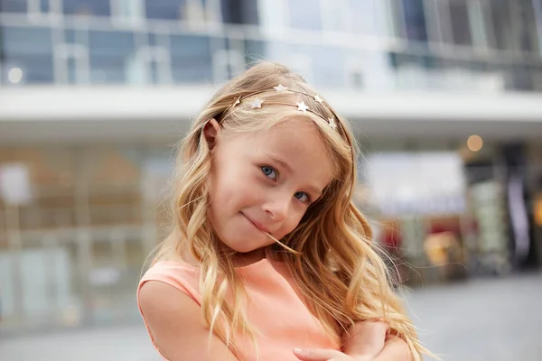 美しいブロンドの髪の女の子の肖像画 — ストック写真