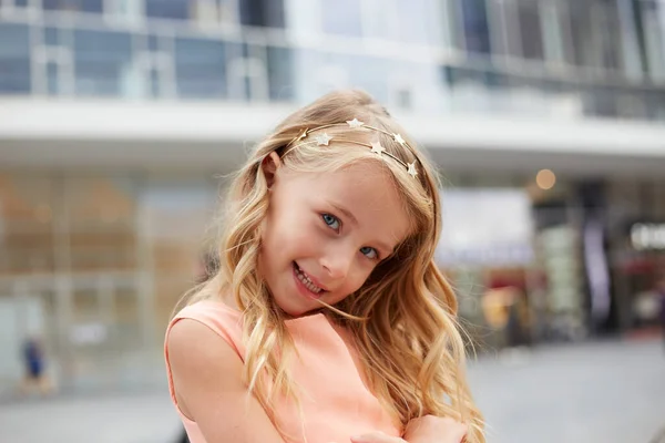 Gyönyörű Szőke Hajú Kislány Portréja — Stock Fotó