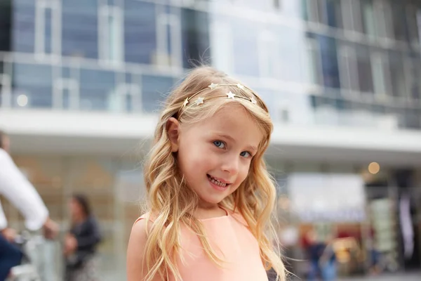 Retrato Niña Del Hermoso Pelo Rubio — Foto de Stock