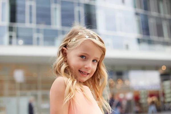 Portret Van Het Kleine Meisje Van Mooi Blond Haar — Stockfoto