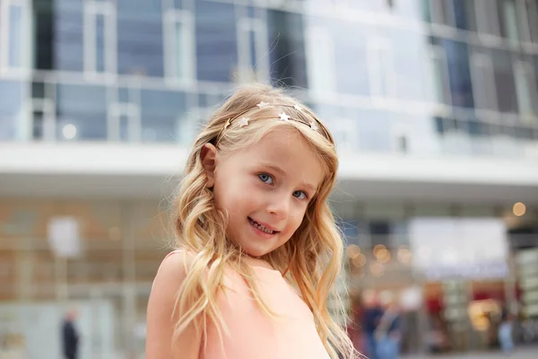 Portret Van Het Kleine Meisje Van Mooi Blond Haar — Stockfoto