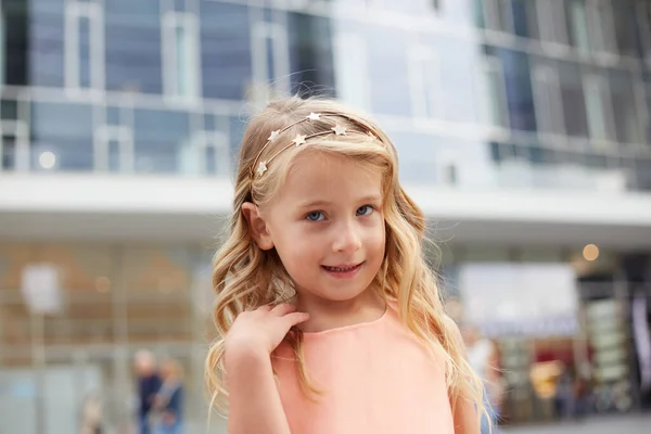 Portret Van Het Kleine Meisje Van Mooi Blond Haar — Stockfoto