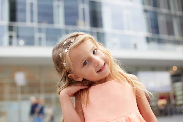 Portrait Belle Petite Fille Aux Cheveux Blonds — Photo