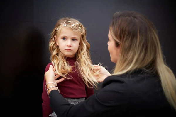 Mãe Filha Riem Sinceramente Família Estilo Emoções Verdadeiras Bom Dia — Fotografia de Stock