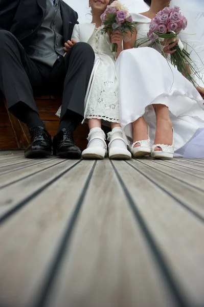 Bruden, brudgummen och dotter på båten — Stockfoto