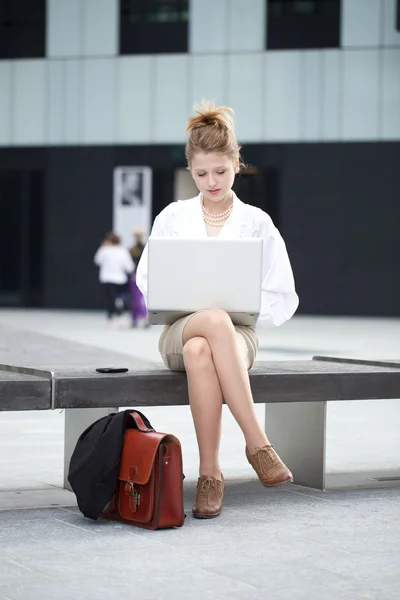 Молода бізнес-леді з цифровим планшетом — стокове фото