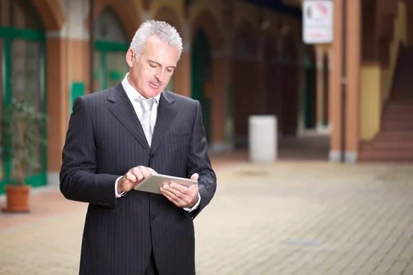Obchodní muž pracuje na digitálním tabletu — Stock fotografie