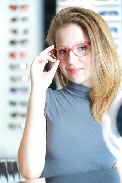 Model met brillen — Stockfoto