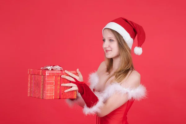 Sexy Weihnachtsmann auf rotem Hintergrund posiert — Stockfoto