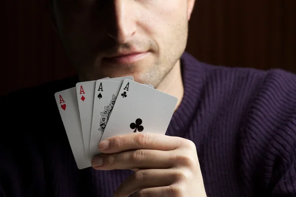 Joueur de poker à la table de cartes — Photo