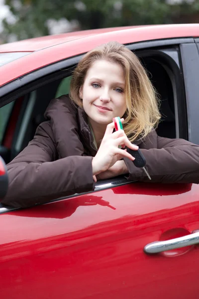 Fiatal nő, új, bérlete vagy a bérleti autó kulcsok — Stock Fotó