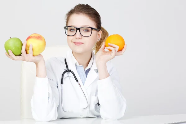 Nutricionista joven mostrando frutas —  Fotos de Stock