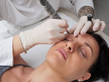 profesyonel dövmeci kalıcı hale getirme makyaj