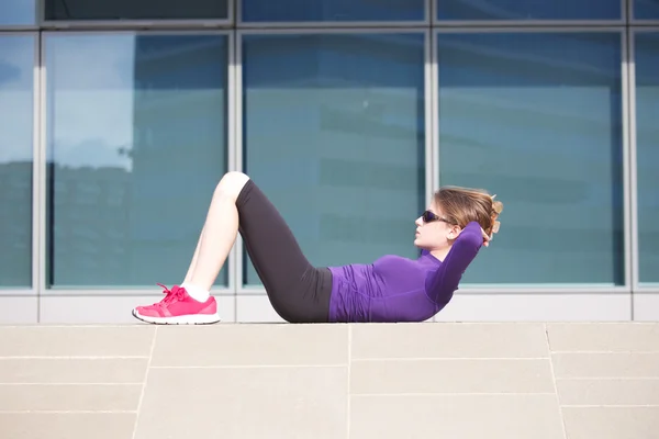 Mladá žena - sedy-lehy fitness — Stock fotografie