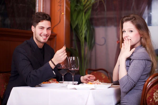 Молодая пара в ресторане — стоковое фото