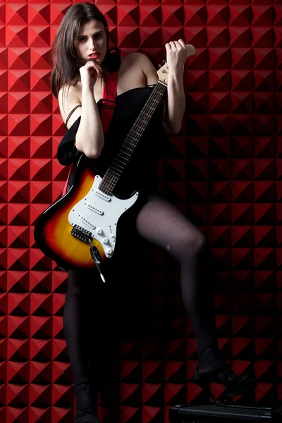 Giovane bella donna suonare la chitarra — Foto Stock