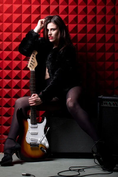 Молода красива жінка грає на гітарі — стокове фото
