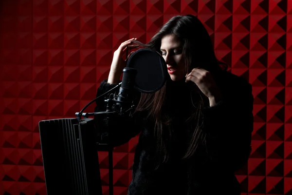 Jovem cantor bonito cantando em uma gravação de estúdio — Fotografia de Stock