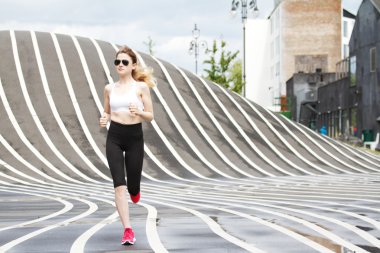 Superkilen Parc - Kopenhag Danimarka yaz aylarında itibariyle çalışan kadın