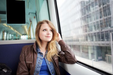genç kadın Copenhagen metro sürme