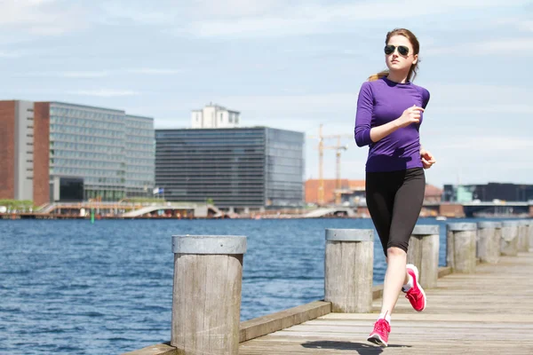 コペンハーゲン、デンマークで走っている女性 — ストック写真