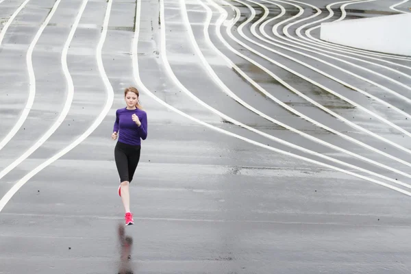 第一弾パルク - 夏にデンマークのコペンハーゲンで走っている女性 — ストック写真