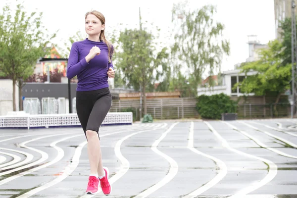 Running vrouw in Superkilen Parc - Kopenhagen Denemarken in de zomer — Stockfoto