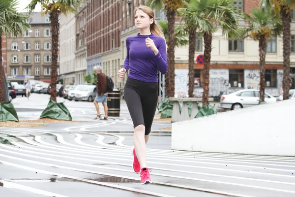 Running vrouw in Superkilen Parc - Kopenhagen Denemarken in de zomer — Stockfoto