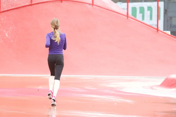 Running woman at Superkilen Parc - Copenhague Dinamarca no verão — Fotografia de Stock