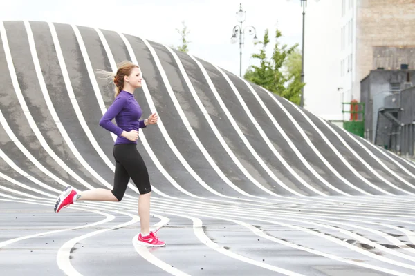 Running vrouw in Superkilen Parc - Kopenhagen Denemarken in de zomer — Stockfoto