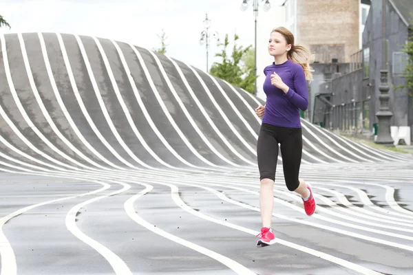 Mujer corriendo en Superkilen Parc - Copenhague Dinamarca en verano — Foto de Stock