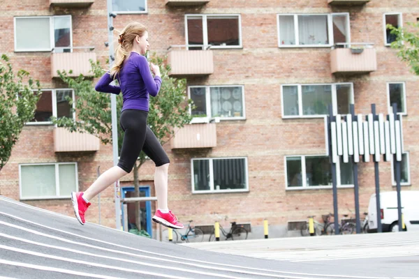 Mujer corriendo en Superkilen Parc - Copenhague Dinamarca en verano — Foto de Stock