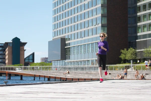 Running vrouw in Kopenhagen — Stockfoto