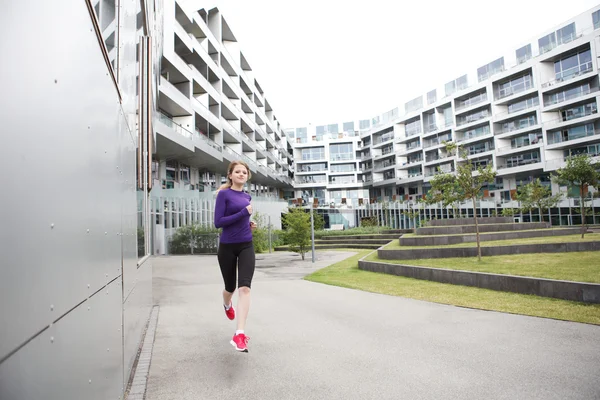 Jonge vrouw uitgevoerd in Kopenhagen — Stockfoto