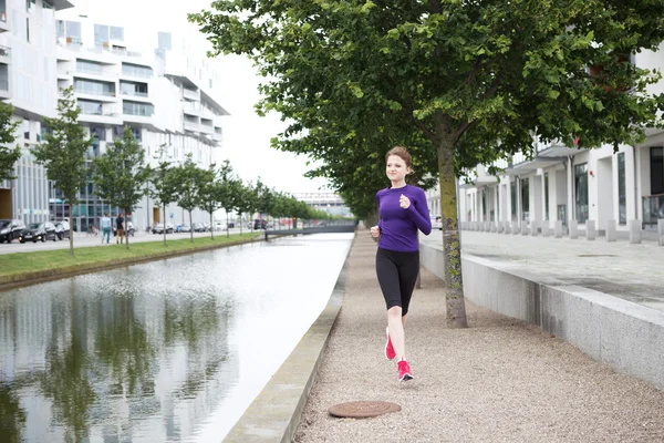 コペンハーゲンで走っている若い女性 — ストック写真