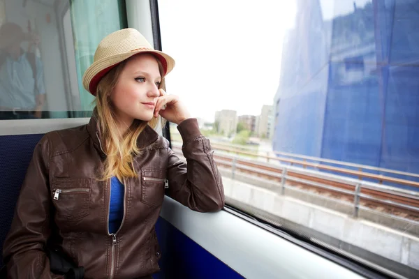 コペンハーゲンの地下鉄に乗って若い女性 — ストック写真