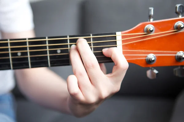 Jeune femme avec guitare — Photo