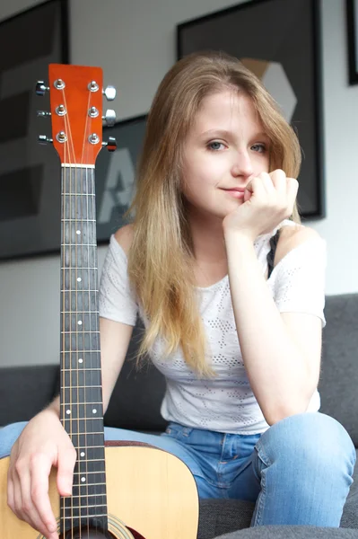 Jonge dame met gitaar — Stockfoto