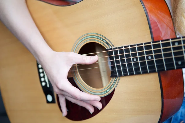 Jonge dame met gitaar — Stockfoto