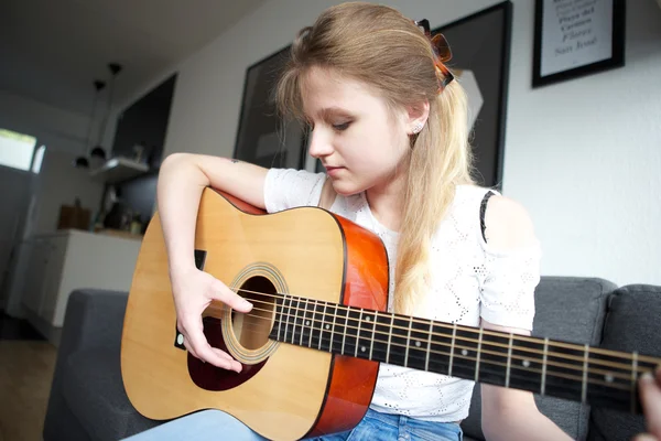 Junge Dame mit Gitarre — Stockfoto