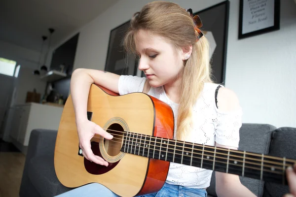 Jonge dame met gitaar — Stockfoto