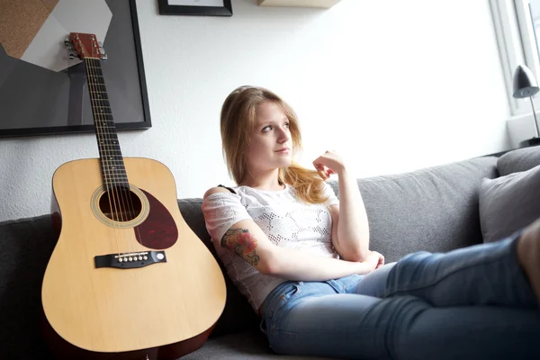 Jovem senhora com guitarra — Fotografia de Stock