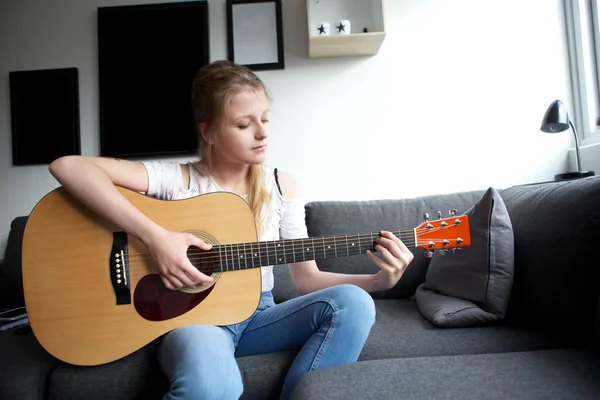 Jonge dame met gitaar — Stockfoto